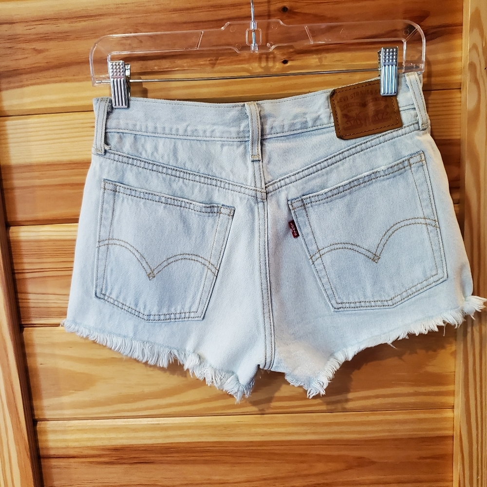 Levi's Women's Light Wash Distressed Button Fly Demin Short SZ 26 Style S58022 - Picture 2 of 15